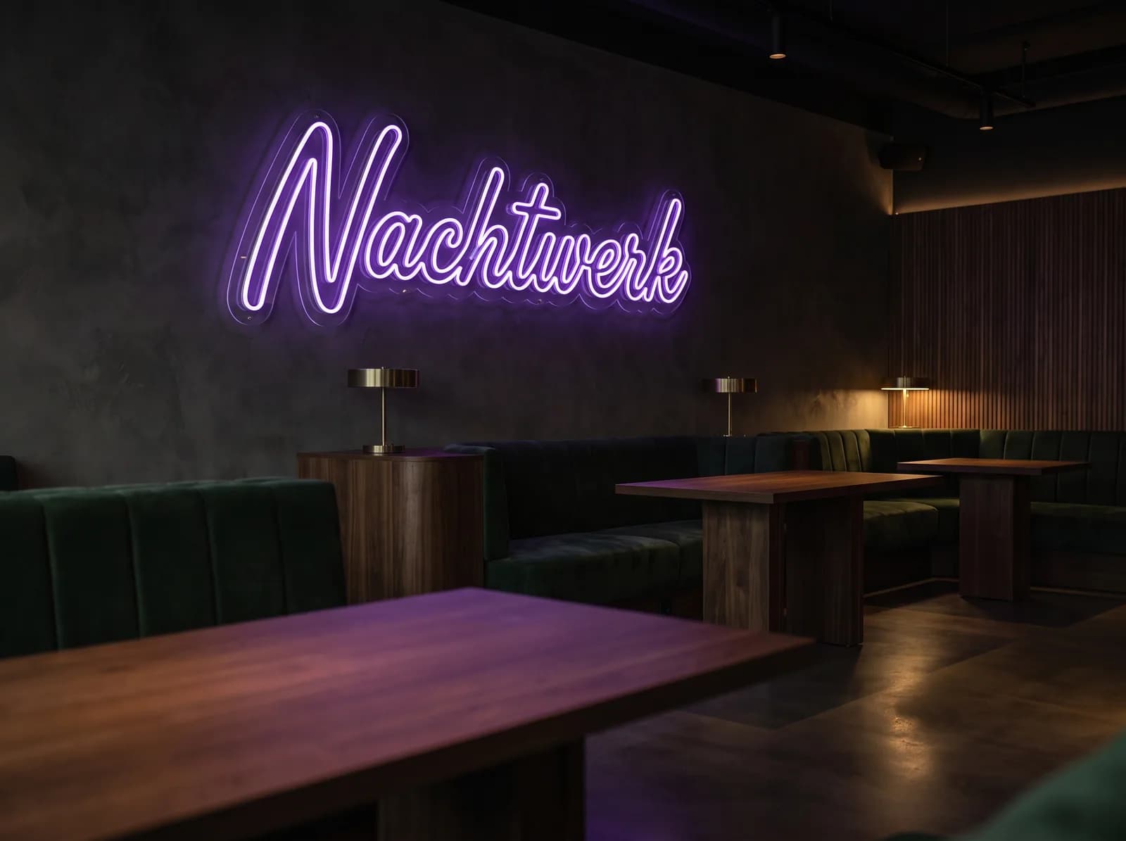 Violetter Neon-Schriftzug in Schreibschrift an der dunklen Wand einer Cocktail- und Shisha-Lounge