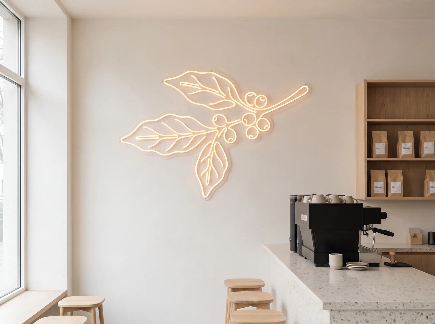 Neon-Liniengrafik eines Kaffeezweigs mit Blättern und Kirschen in Bernstein, an der hellen Wand einer Kaffeerösterei